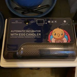 Trio cottage automatic incubator with egg candler